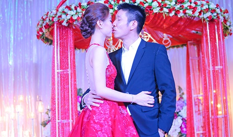 A hau Diem Trang hon chong say dam trong le cuoi hinh anh