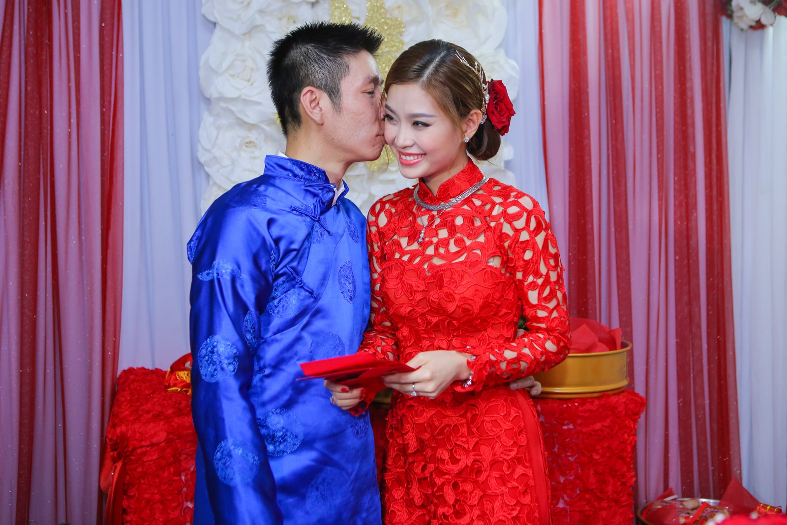 Chu re Viet kieu mac ao dai den hoi cuoi Diem Trang hinh anh