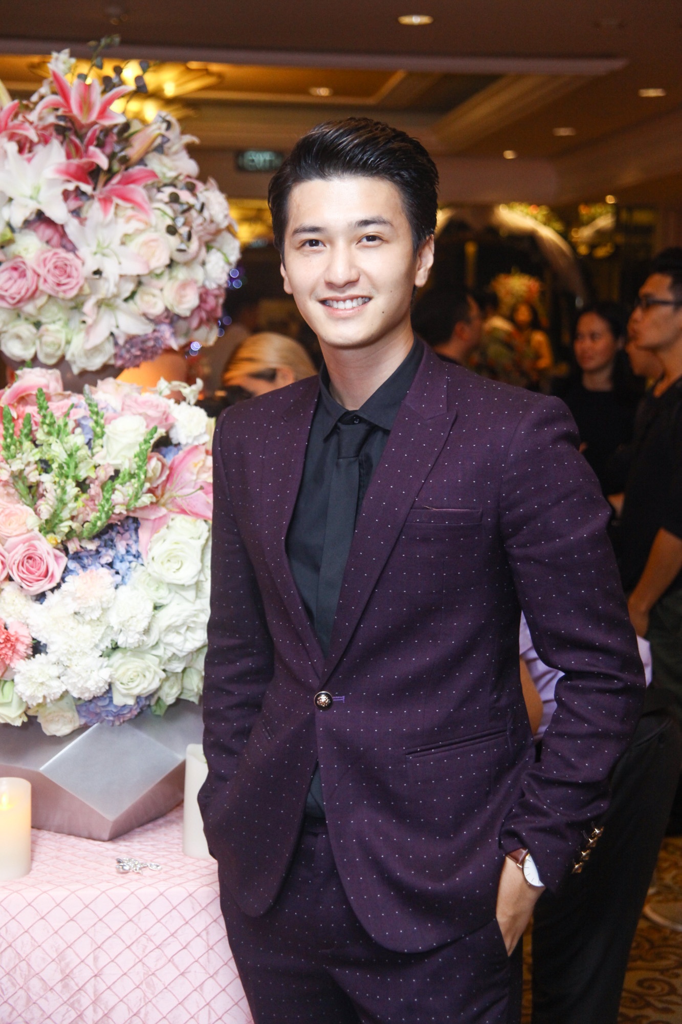 Trong trang phục suits chấm bi lịch thiệp, Huỳnh Anh một mình dự tiệc cưới Diễm Trang, thay vì đồng hành cùng bạn gái Hoàng Oanh như mọi khi. 