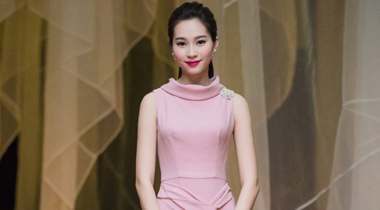 Sao Viet  lien tuc  dung vay ao trong thang 12 hinh anh