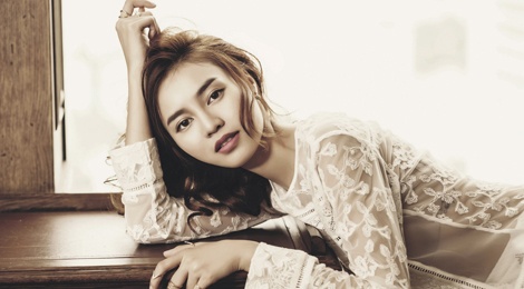 Lan Ngoc cuon hut voi hai phong cach doi lap hinh anh