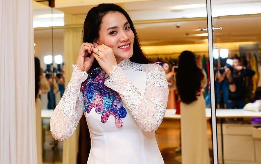 Trang Nhung mot minh di thu ao dai cuoi hinh anh