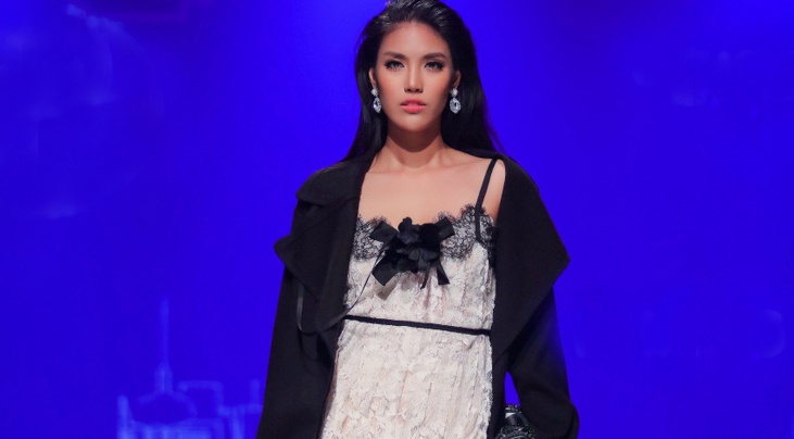 Lan Khue sac lanh tren san catwalk hinh anh