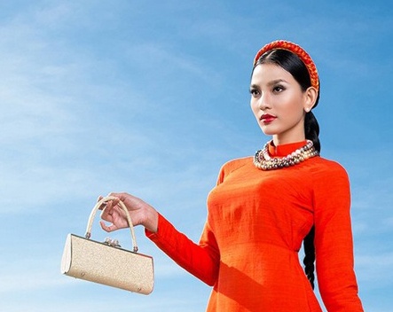Truong Thi May, Hoang Thuy duyen dang ao dai da sac hinh anh