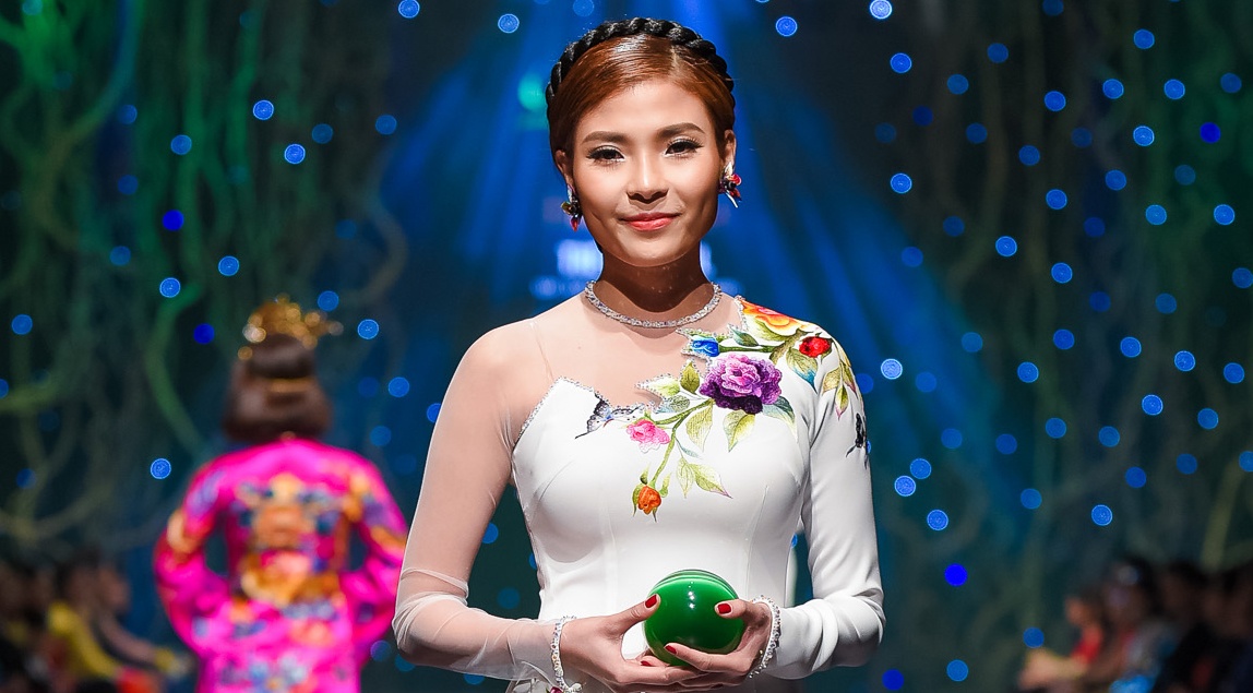 Thuy Diem dien ao dai khoe dang thon gon hinh anh