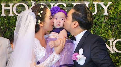 Vo chong Trang Nhung gioi thieu con gai trong tiec cuoi hinh anh