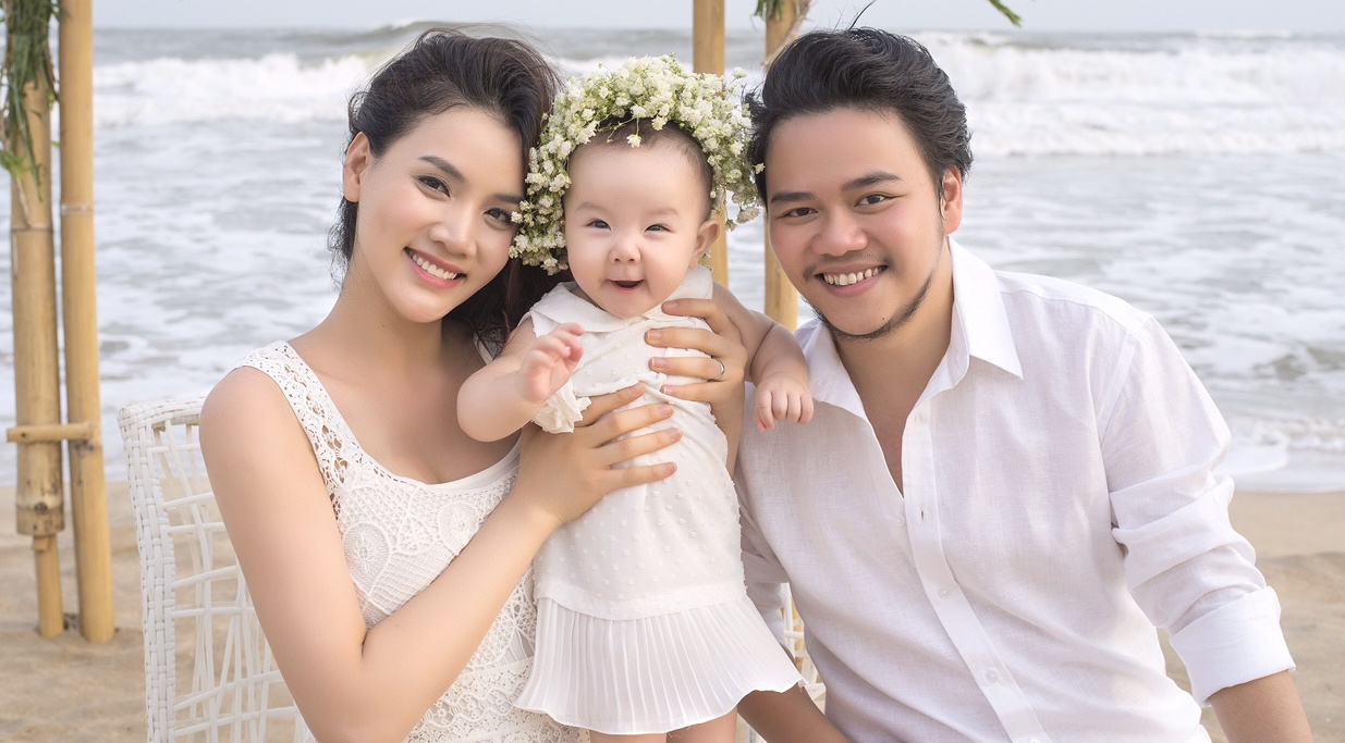 Vo chong Trang Nhung chup anh cuoi cung con gai o bien hinh anh