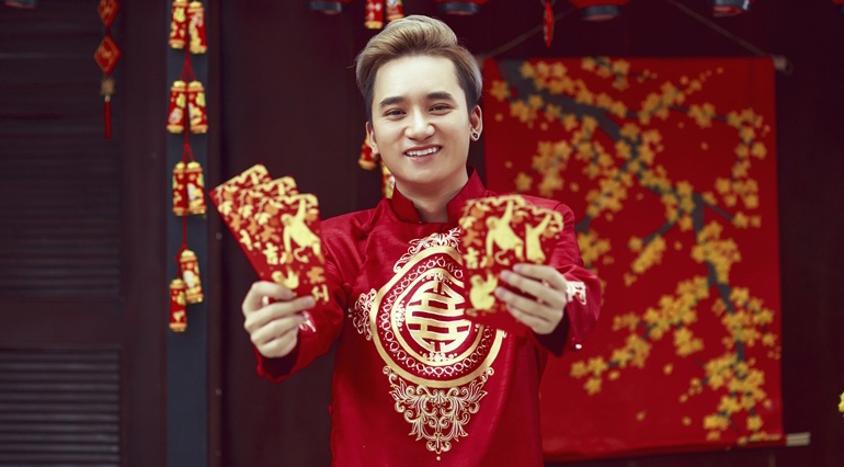 Phan Manh Quynh banh bao voi ao dai du Xuan hinh anh