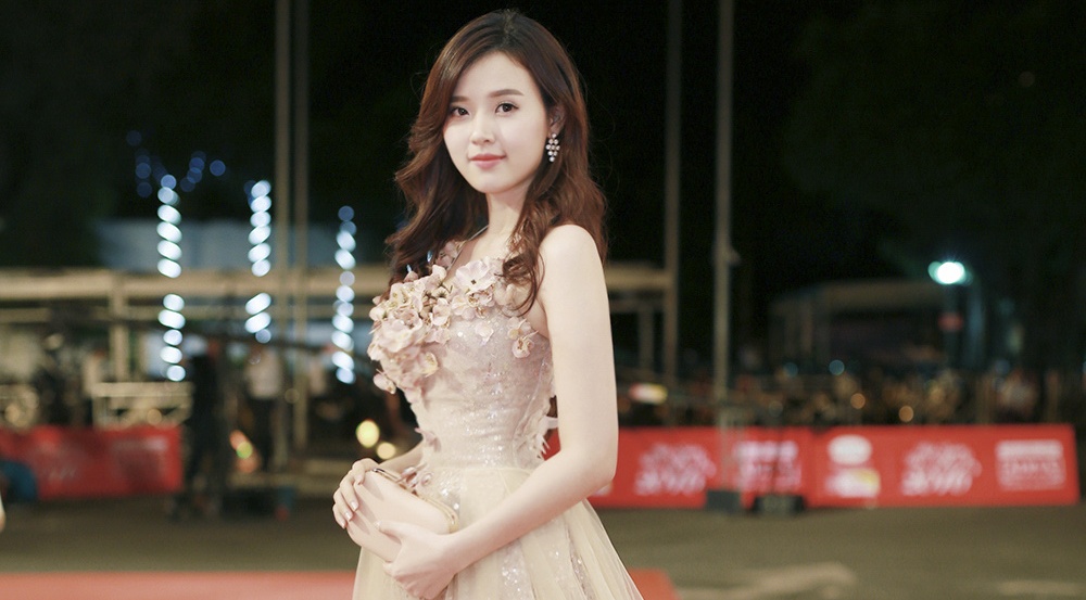 8 bo canh long lay tren tham do su kien tuan qua hinh anh