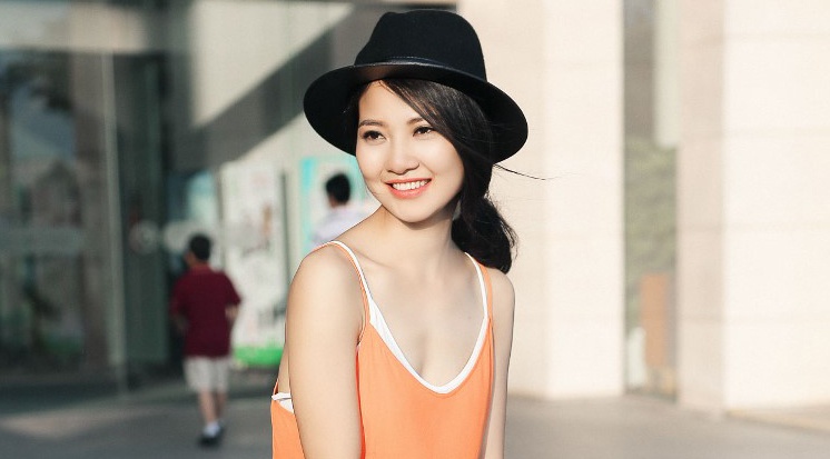 Tran Thi Quynh dao pho mua xuan voi trang phuc tre trung hinh anh