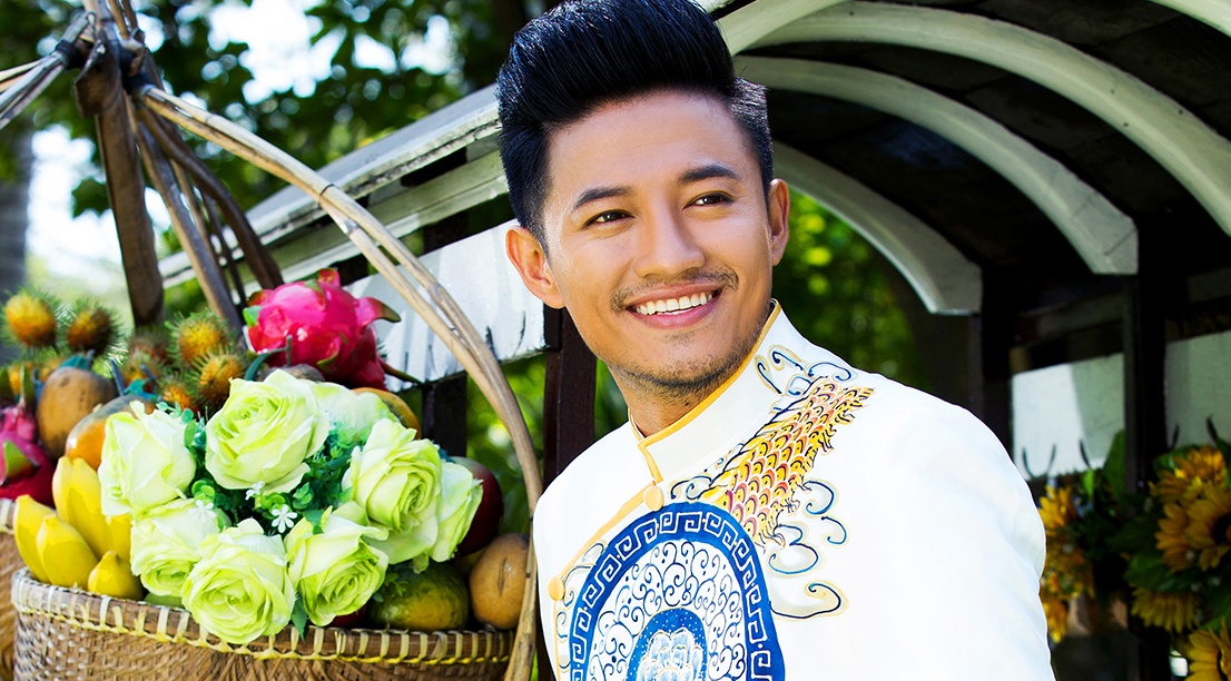 Quy Binh lich lam voi ao dai hoa tiet rong hinh anh