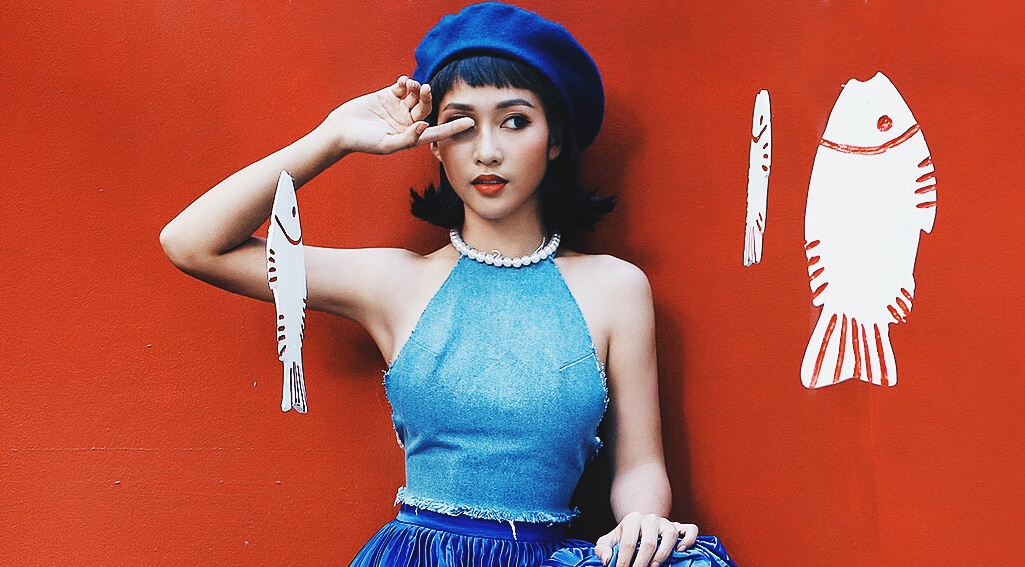 Kha Ngan tinh nghich voi trang phuc truyen thong hinh anh