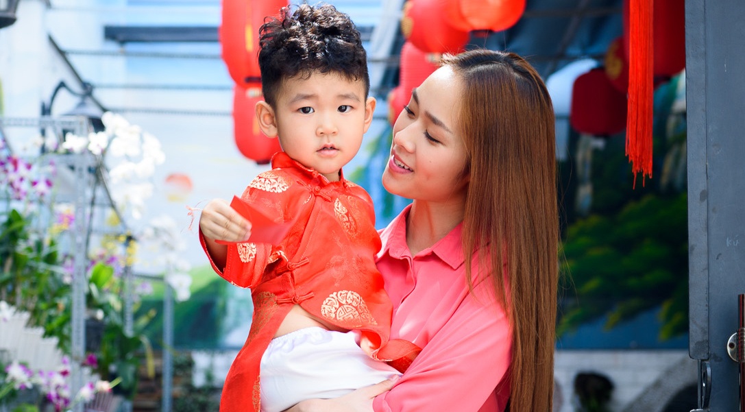 Diep Bao Ngoc dua con trai di chuc Tet mong 2 hinh anh