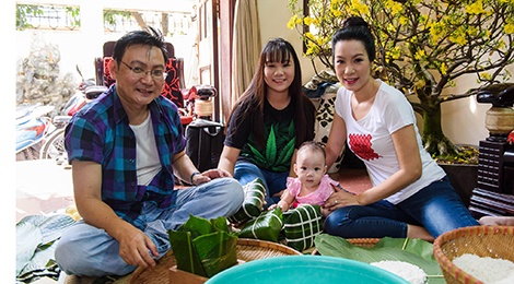 Gia dinh Trinh Kim Chi sum vay goi hon 70 chiec banh chung hinh anh