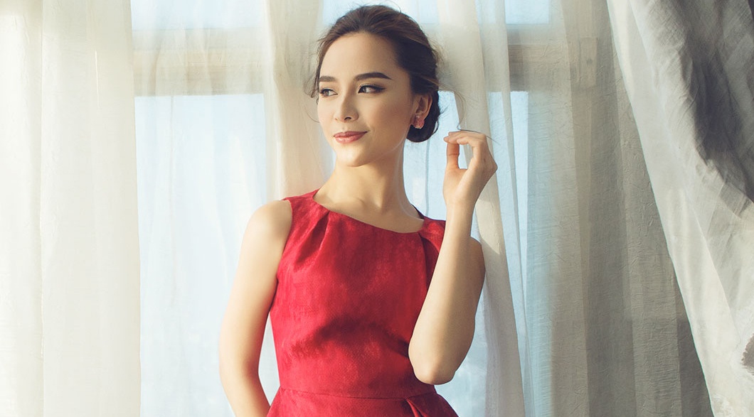 A hau Thien Ly kieu sa voi trang phuc sac xuan hinh anh