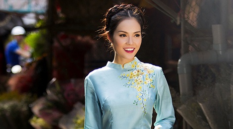 Duong Cam Lynh dien ao dai di cho Tet hinh anh