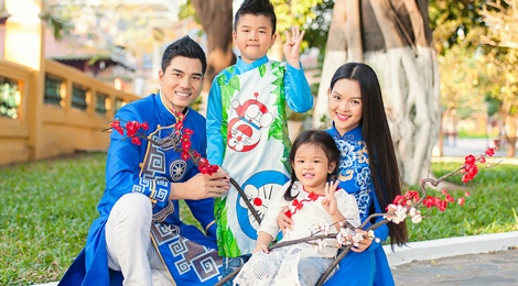 Gia dinh Thanh Duoc dien ao dai di le chua hinh anh