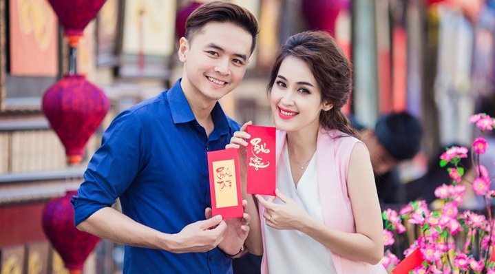 Vo chong Van Anh - Tu Vi di xin chu ngay mong 2 hinh anh