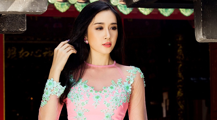 Le Thu An quyen ru voi ao dai ren xuyen thau hinh anh