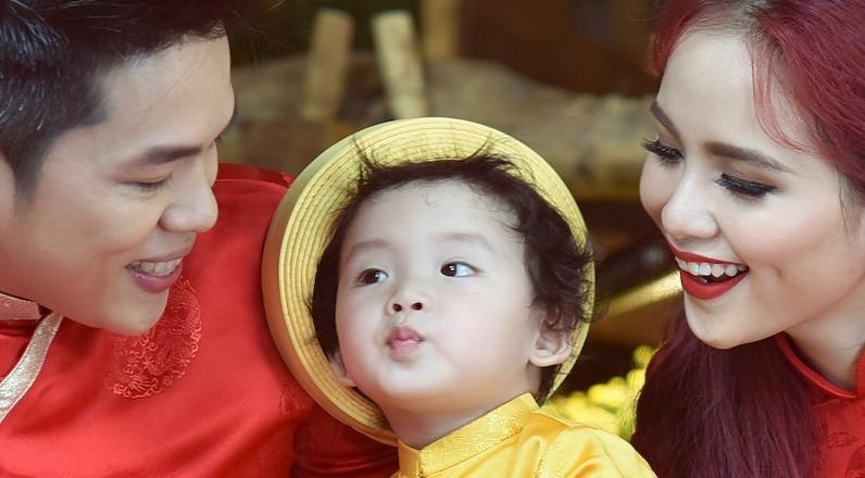 Con trai Diem Huong lam duyen voi ao dai khan dong hinh anh