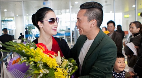 Tu Dua be con trai ra san bay don Thu Phuong hinh anh