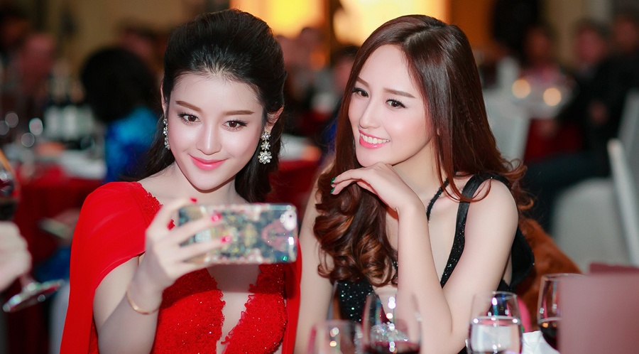 Mai Phuong Thuy - Huyen My quyen ru o tiec dau nam hinh anh