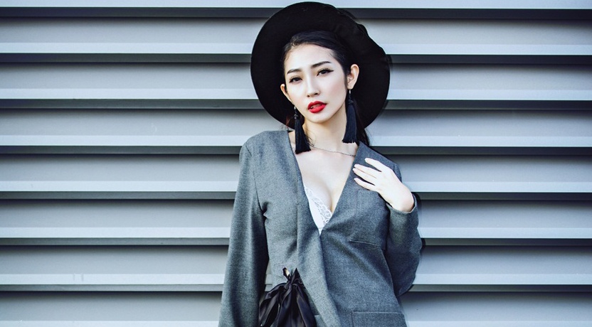 Khong Tu Quynh khoe street style goi cam hinh anh