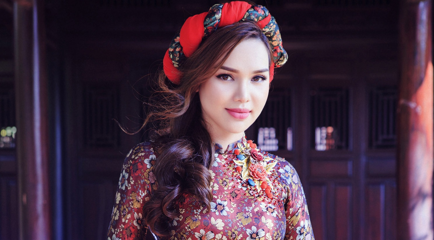 Dieu Han mac ao dai gam hoa hinh anh