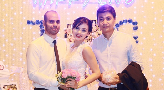 Dien vien 'Co gai xau xi' va chong Tay lam tiec cuoi lan hai hinh anh