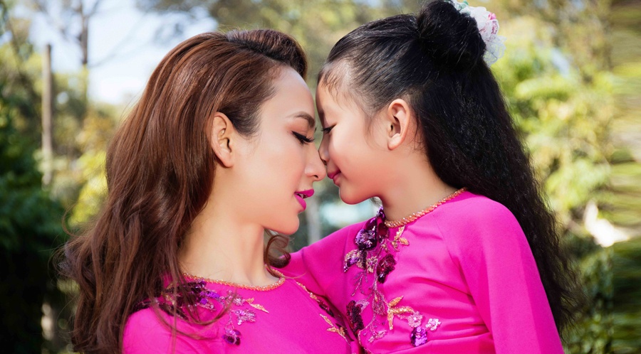 Ngoc Diem va con gai dien ao dai doi duyen dang hinh anh