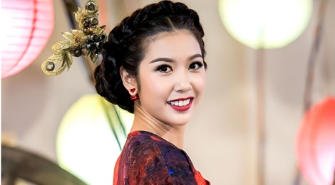 Thuy Van dien ao dai ket 1.000 vien pha le lam MC hinh anh