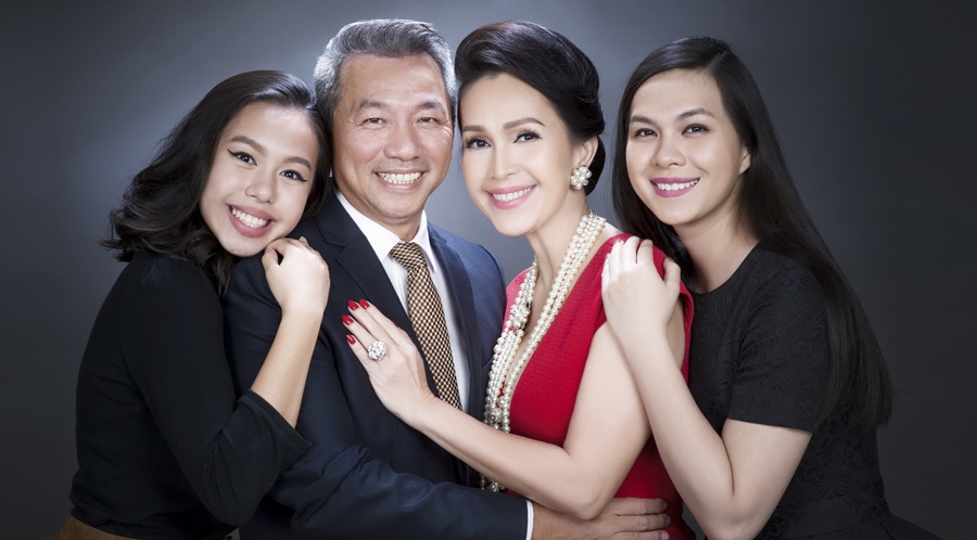 Diem My hanh phuc ben chong va hai con gai hinh anh