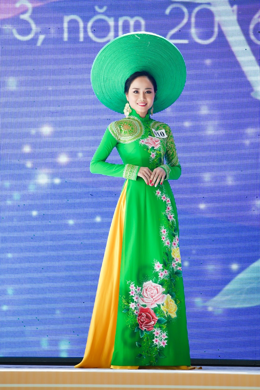 Ky Duyen lam giam khao,  Ky Duyen cham thi Duyen dang Ao dai anh 9