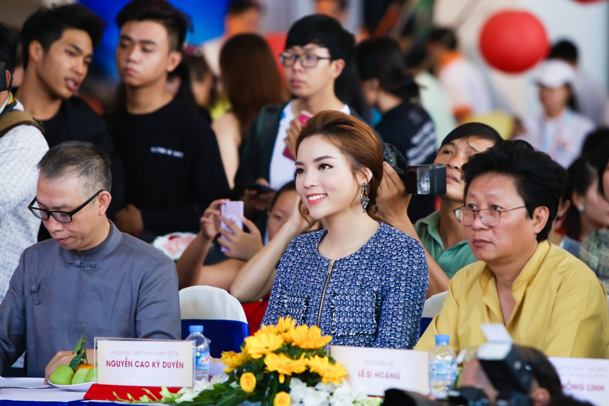 Ky Duyen lam giam khao,  Ky Duyen cham thi Duyen dang Ao dai anh 1