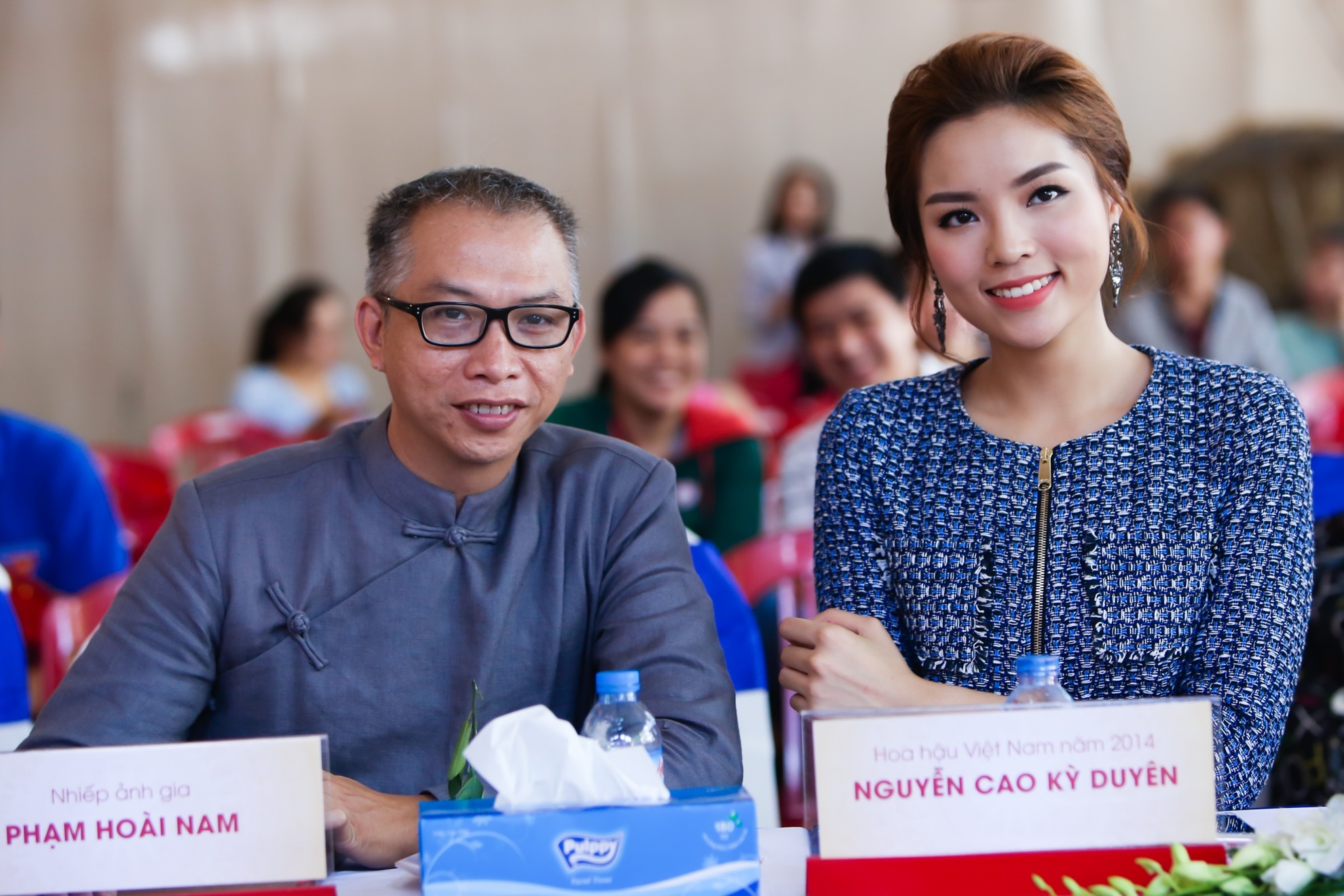 Ky Duyen lam giam khao,  Ky Duyen cham thi Duyen dang Ao dai anh 2