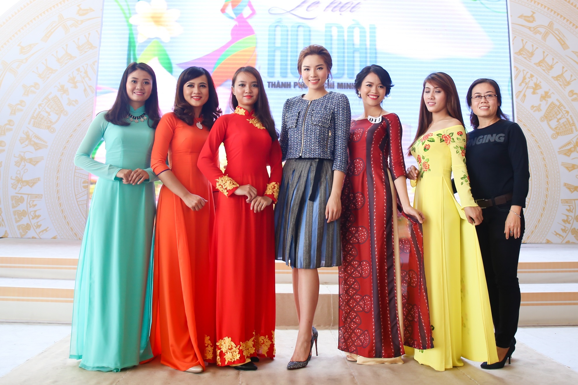 Ky Duyen lam giam khao,  Ky Duyen cham thi Duyen dang Ao dai anh 3