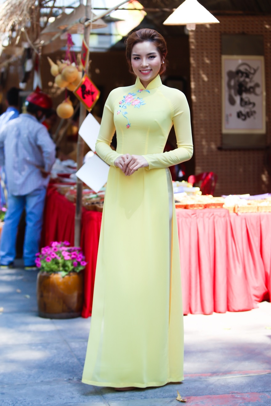 Ky Duyen lam giam khao,  Ky Duyen cham thi Duyen dang Ao dai anh 4