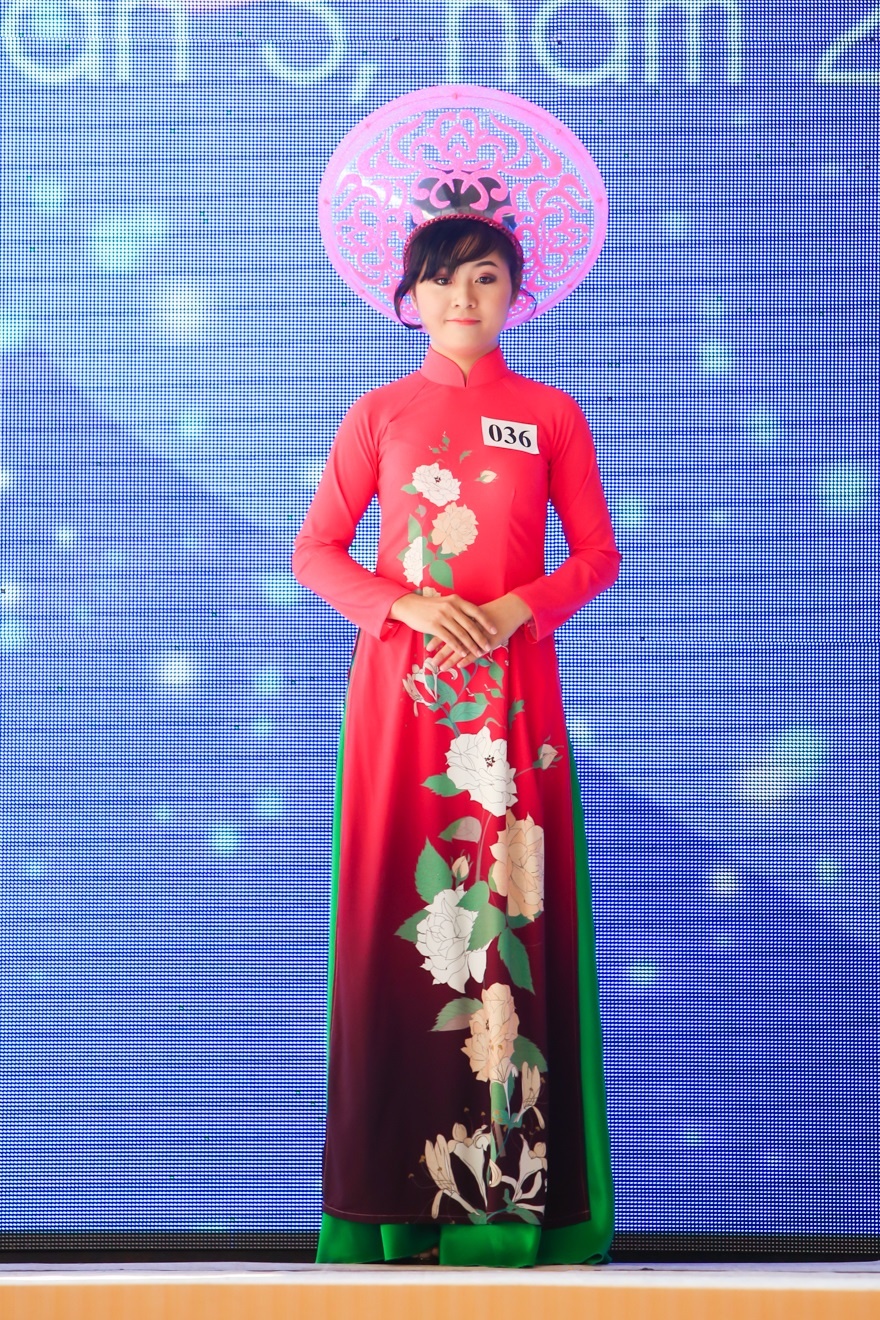 Ky Duyen lam giam khao,  Ky Duyen cham thi Duyen dang Ao dai anh 8