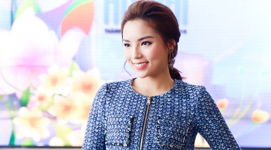 Ky Duyen rang ro lam giam khao Duyen dang Ao dai hinh anh