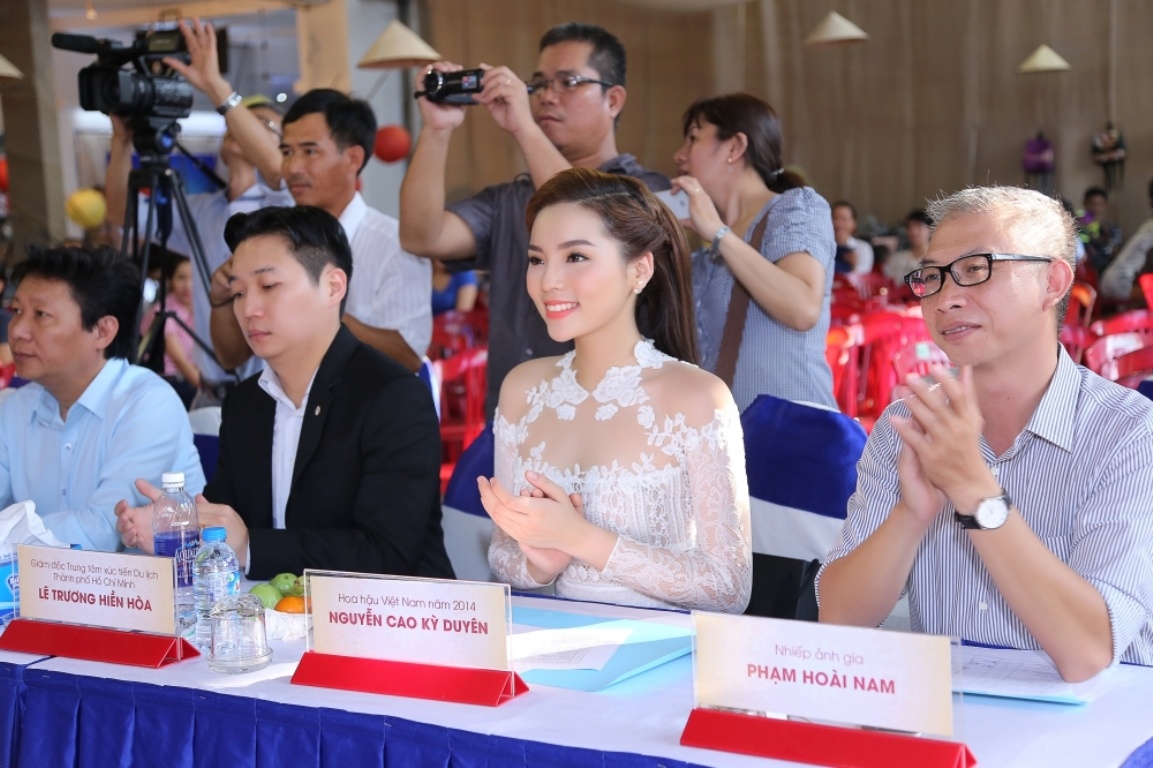 ky duyen dien ao dai xuyen thau,  ky duyen nen na ao dai,  hoa hau ky duyen lam giam khao anh 1