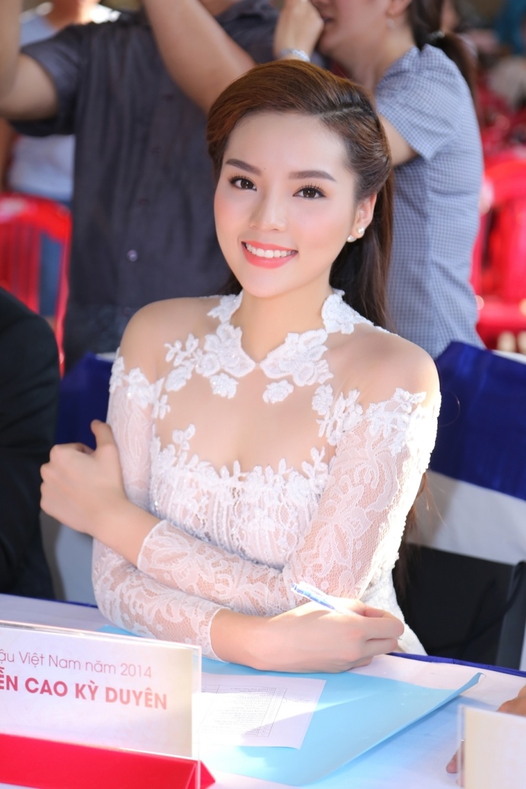 ky duyen dien ao dai xuyen thau,  ky duyen nen na ao dai,  hoa hau ky duyen lam giam khao anh 2