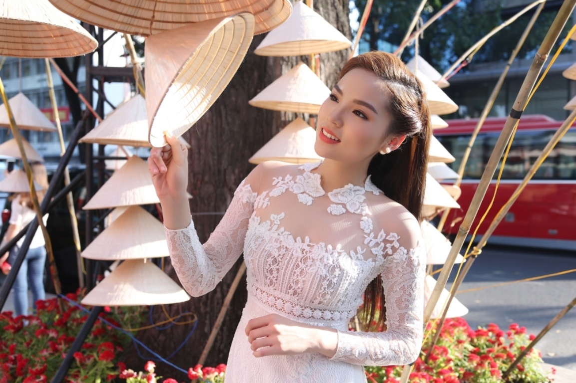 ky duyen dien ao dai xuyen thau,  ky duyen nen na ao dai,  hoa hau ky duyen lam giam khao anh 3