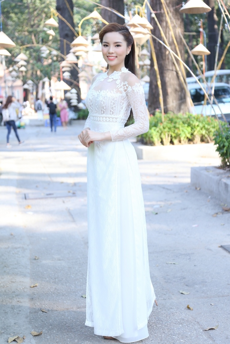 ky duyen dien ao dai xuyen thau,  ky duyen nen na ao dai,  hoa hau ky duyen lam giam khao anh 6