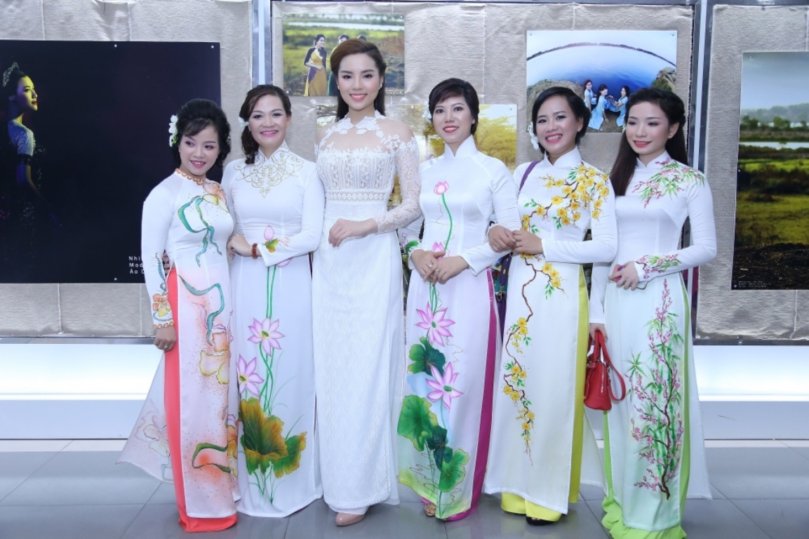 ky duyen dien ao dai xuyen thau,  ky duyen nen na ao dai,  hoa hau ky duyen lam giam khao anh 7