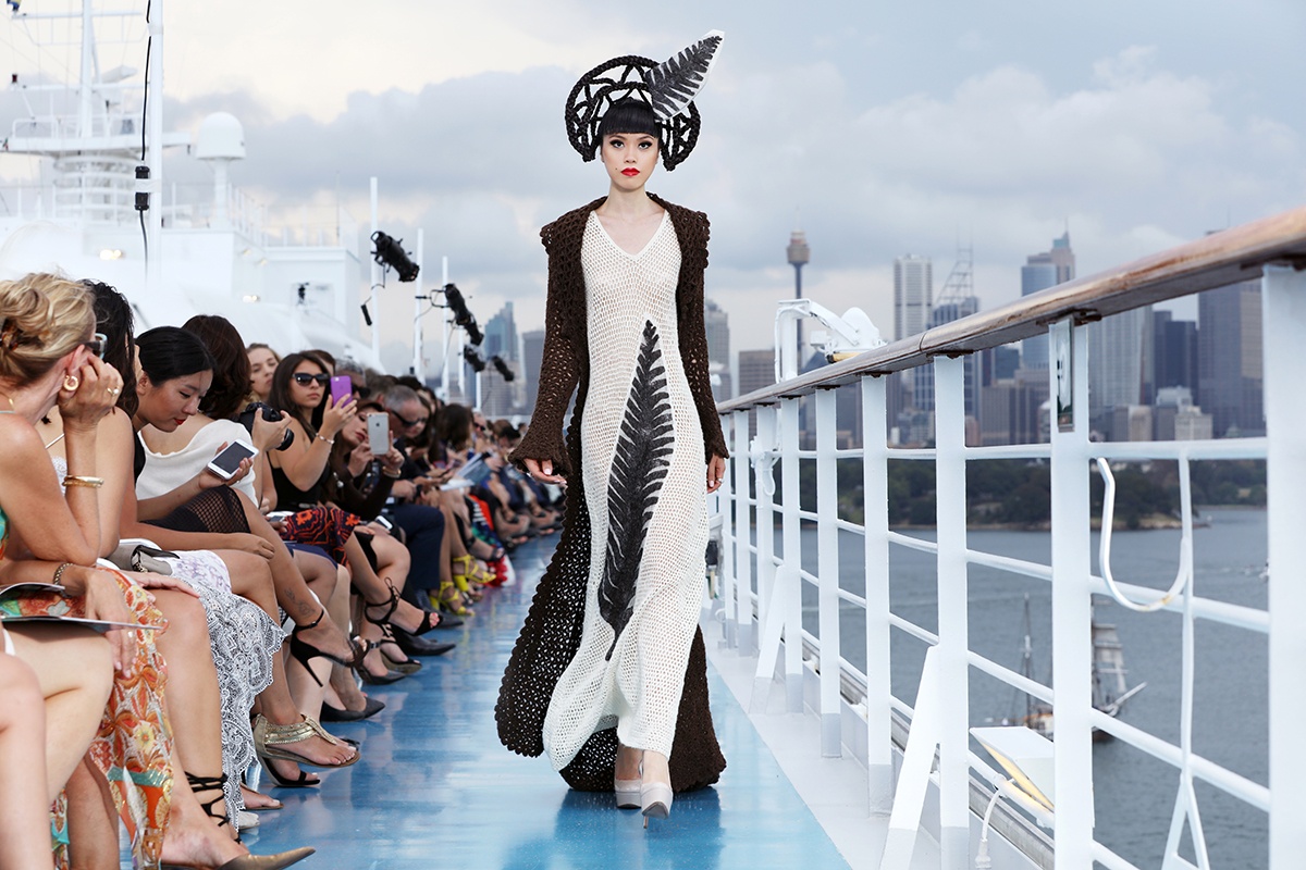 Jessica Minh Anh trinh dien tren boong tau anh 3