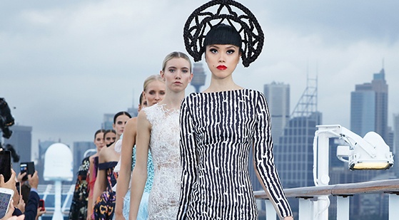 Jessica Minh Anh bien boong tau thanh san catwalk hinh anh