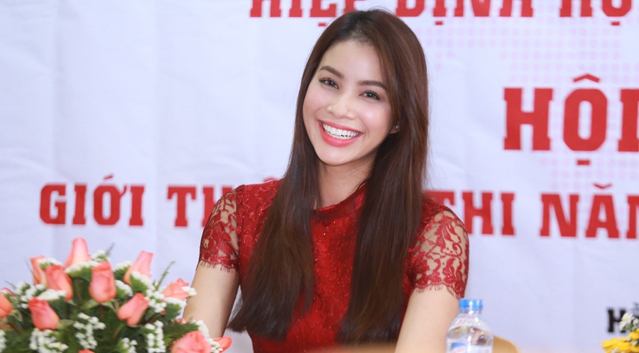 Pham Huong mac gian di giao luu cung sinh vien hinh anh