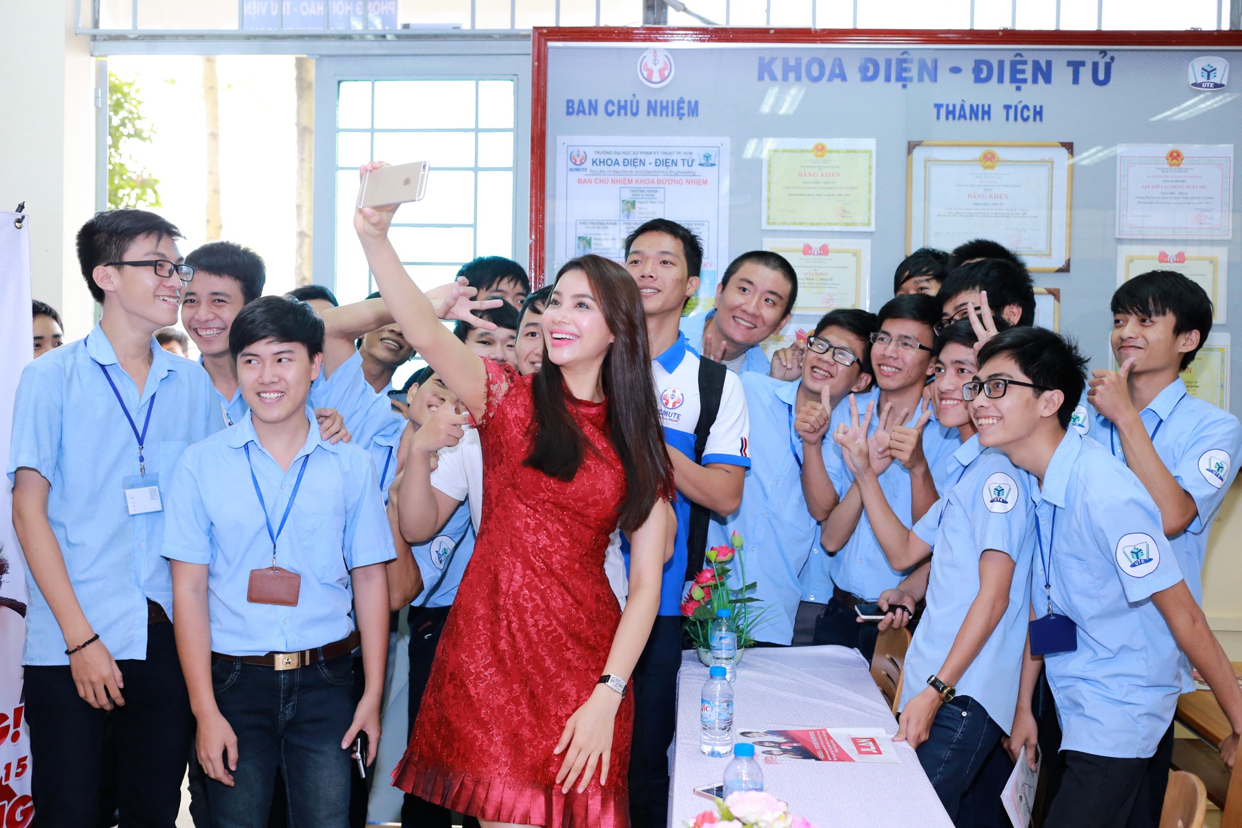 pham huong mac gian di,  pham huong giao luu cung sinh vien anh 5