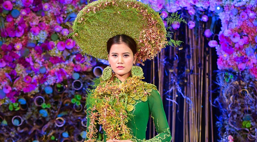 Ao dai ket hoa tuoi doc dao tren san dien Viet hinh anh