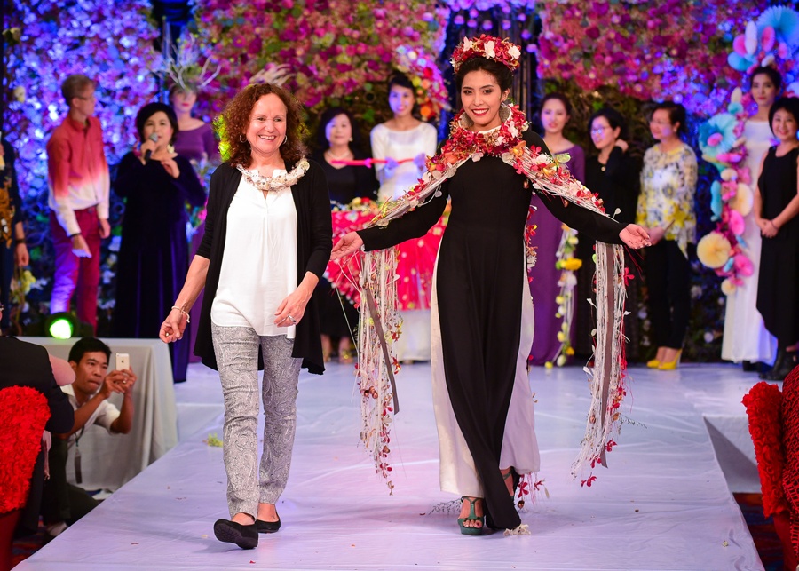 Huong Ly dien ao dai hoa tuoi doc dao,  Ao dai hoa tuoi anh 7